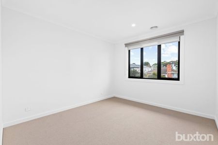 Spacious 4 Bedroom, 3 Bathroom Townhouse! - Photo 3