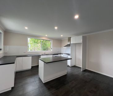 Modern Coastal Living with Ocean Glimpses - Photo 5
