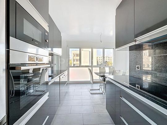 Beautiful through apartment in the heart of a residential neighborhood - Photo 1