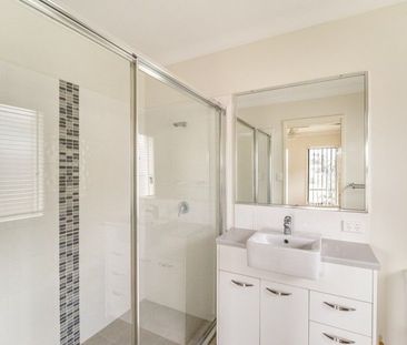 Spacious 4 bedroom home on a large block - Photo 4