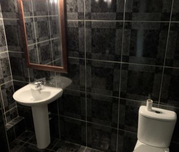 2 bed Apartment - To Let - Photo 4