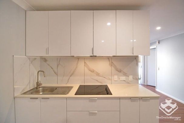 Quite and leafty One bedroom one study - Photo 1