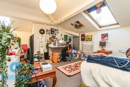 1 bedroom in a house share to rent - Photo 2