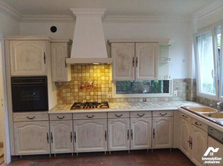 T3 de 103 m² comprenant: hall d'entrée, cuisine équipée, séjour avec balcon, 2 chambres, SDB, WC. - Photo 4