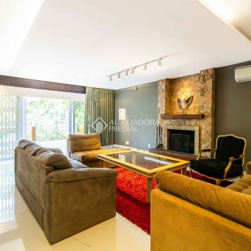 Casa com 3 quartos e 380m² para alugar em Três Figueiras, Porto Alegre. - Photo 1