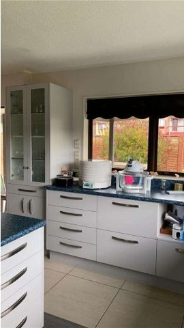 Modern 4 bedroom, 2 bathroom home - Photo 3