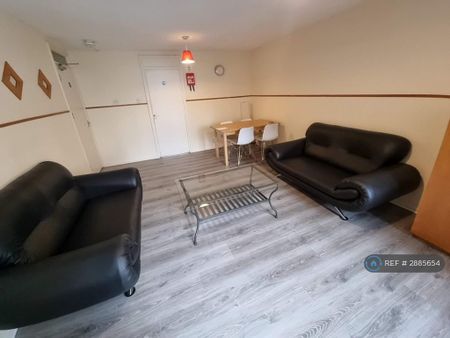 3 bedroom flat to rent - Photo 3