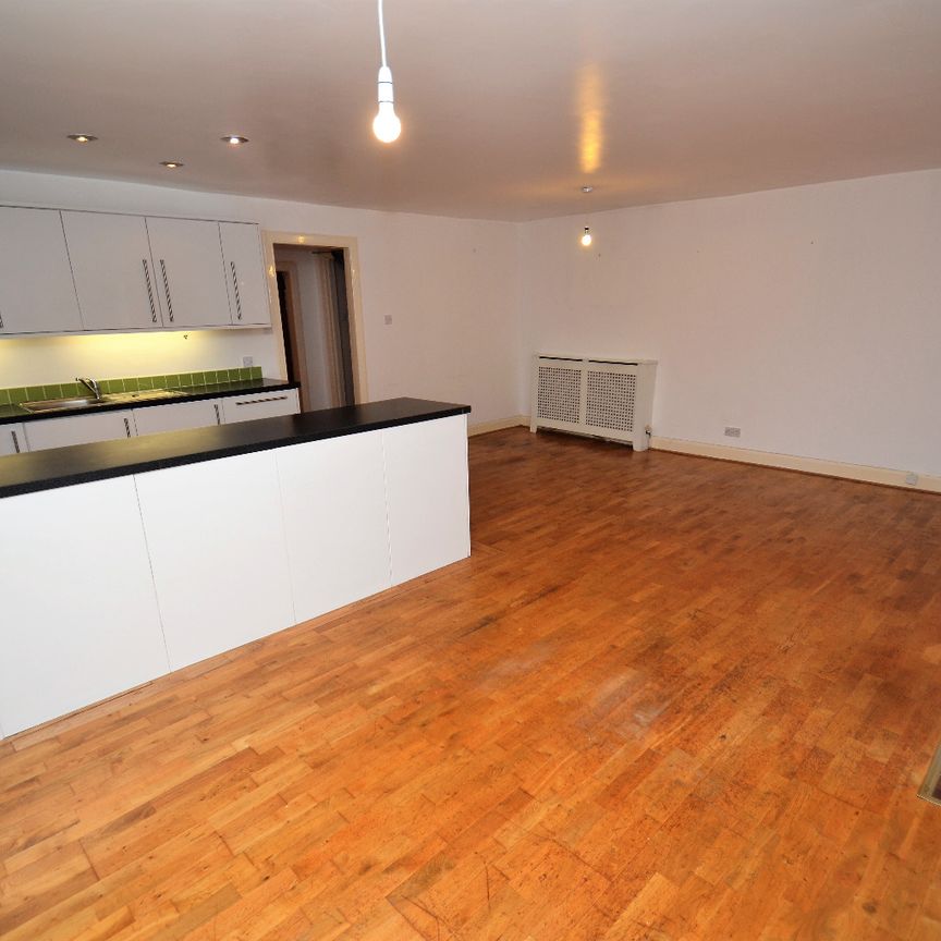 2 bed flat to rent in Regent Park Square, Glasgow, G41 - Photo 1