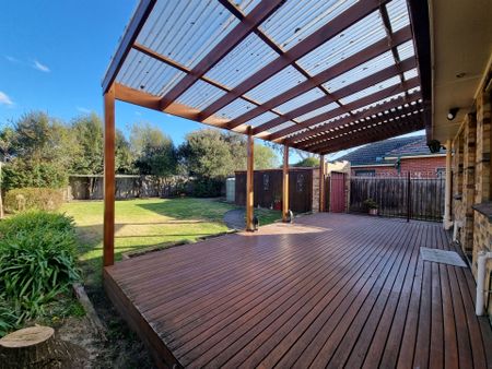 Perfect Family Home with Exceptional Rear Gardens - Photo 4