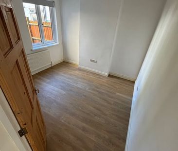 2 Bed Maisonette, Rothesay Avenue, SW20 - Photo 4