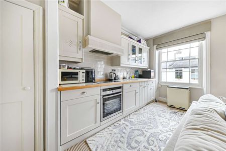 Set with in a well-maintained Victorian conversion in the heart of Primrose Hill village, is this well-presented one bedroom apartment. - Photo 3