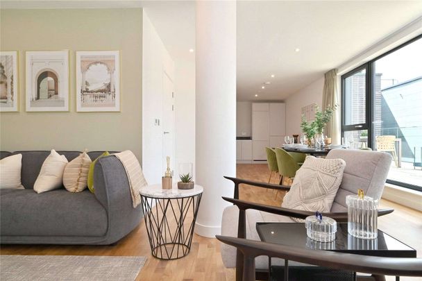 A stunning top floor lateral apartment with an enormous 422 sq. ft. roof terrace overlooking the beautiful Courtyard gardens. - Photo 1