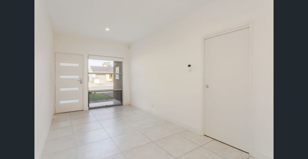 SPACIOUS & MODERN 3 BEDROOM LOW MAINTENANCE TOWNHOUSE - Photo 1