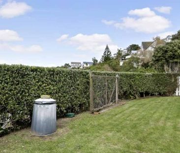 Sea views, flat lawn, close to shops & beach - Photo 1