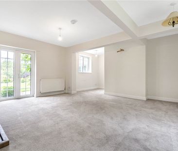 A substantial detached 7 bedroom cottage situated within the Villag... - Photo 2