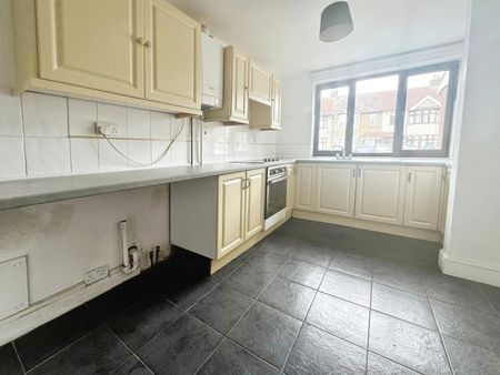 Harlow Road, Rainham, RM13 - Photo 2