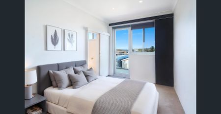 Top Floor Renovated North Bondi Apartment with views & LUG - Photo 2