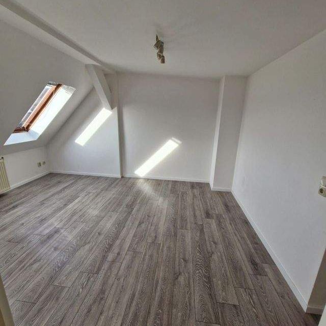 Wohnen im Altbau: Dachgeschoss-Charme in Gera, 2-Raumwohnung - Photo 1
