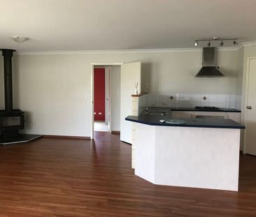 Lovely Family Home in Broadwater Available Mid April - Photo 5