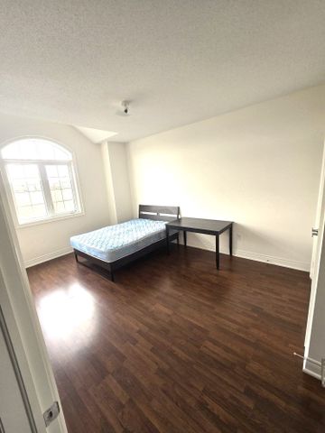 For Lease - 8 Crane Street, Aurora, Ontario - Photo 2