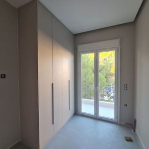 Ριζικά Ανακαινισμένο Διαμέρισμα 80 τ.μ. στην Αγία Βαρβάρα με 3 Καινούργια Κλιματιστικά, Θέα & 2 Λεπτά από το Μετρό, € 830, 80 τ.μ. - Φωτογραφία 2