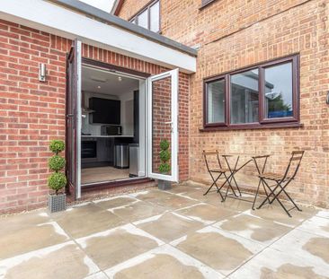 Modern Living - Large Stylish Double En-Suite Rooms Room 2 - Photo 1