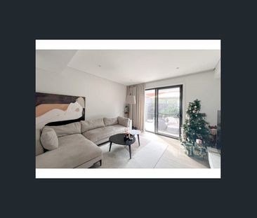 Rare 3 Bed, 3 Bath Townhouse: Every Bedroom with Its Own Private Ba... - Photo 3