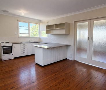 Three bedroom family home with large yard! - Photo 5