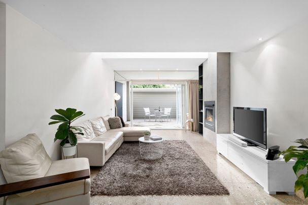 Position perfect with city views! - Photo 1
