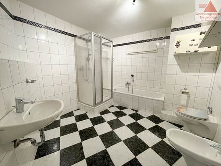 Großzügige Maisonette-Wohnung am Markt in Lößnitz sucht liebevolle Mieter - Photo 4