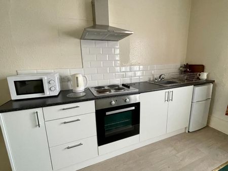 1 bedroom Flat To Let - Photo 3