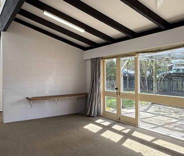 Bright & Sunny 3-Bedroom Home – Walk to Long B... - Photo 5