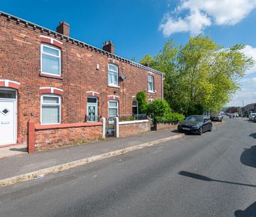 Brand New Ensuite | Luxury House in Wigan | 50% Off 1st Month Rent! - Photo 3