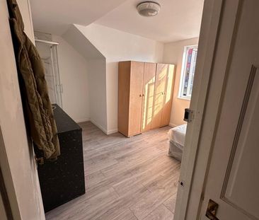Studio Flat, Village Way East, HA2 - Photo 3