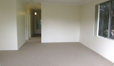 Renovated 2 Bedroom Apartment with lock up garage - Photo 3