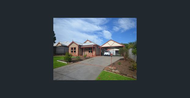 Beautifully presented home with SOLAR PANELS ! - Photo 1