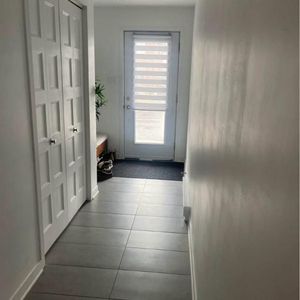 Très beau logement à louer pour 1 juillet 2026 (3 chambres), à proximité du bassin (fort) de Chambly - Photo 2