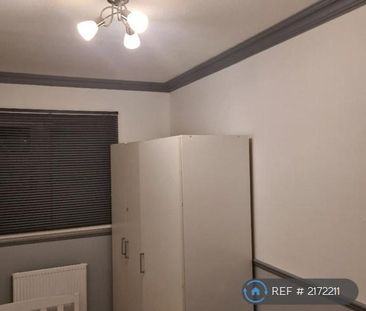 4 bedroom semi-detached house to rent - Photo 2