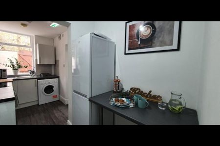 1 bedroom in a house share to rent - Photo 3