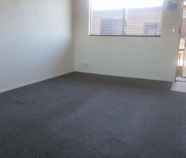 Charming Flat in Prime Location - Photo 3