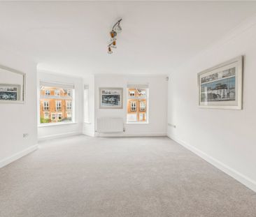 A generous, light first floor apartment with two double bedrooms wi... - Photo 4