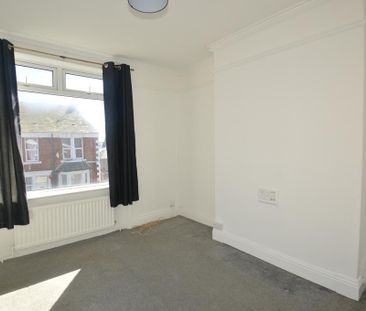 3 bedroom flat to rent - Photo 2