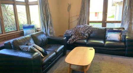 FULLY FURNISHED RENOVATED CHARACTER BUNGALOW IN PRIME LOCATION! - Photo 3