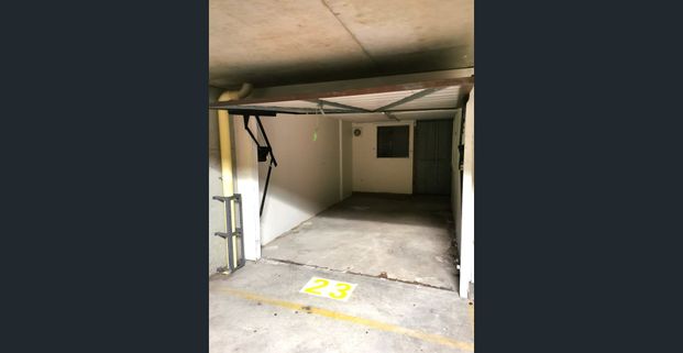 Lovely 2-Bedroom Villa with 2 Car Parks for Lease - Photo 1