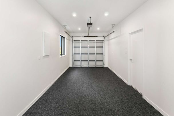 Brand New Family Home in Flat Bush! - Photo 1