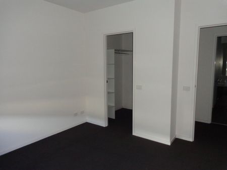 Sleek apartment in convenient location - Photo 4