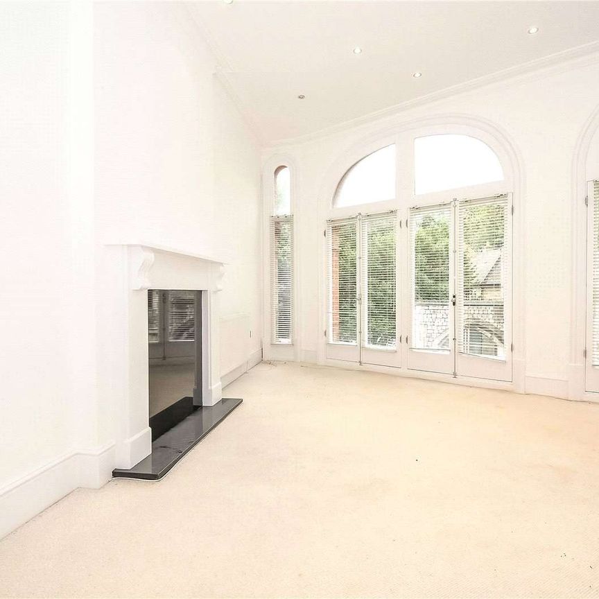 A recently redecorated first/second floor one double bedroom split level apartment situated in central Windsor. - Photo 1