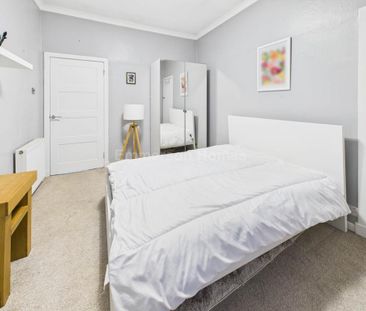 3 bedroom flat to rent - Photo 5