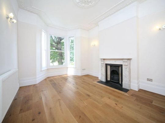 A spacious and recently refurbished 1 double bedroom flat on the raised ground floor of this period conversion conveniently located off the Fulham Road and Putney Bridge underground station. EPC rating C. - Photo 1