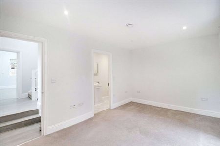 A lovely two bedroom semi-detached cottage located down a sought after road in a central Tunbridge Wells location - Photo 4